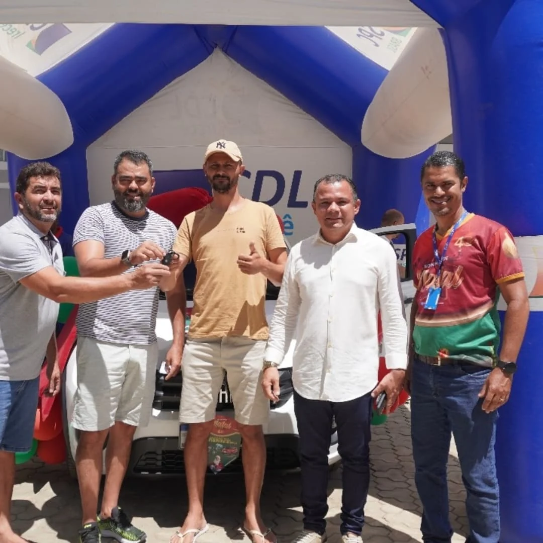 Participantes da campanha Sonhos de Natal da CDL Irecê na entrega de um carro em janeiro de 2025