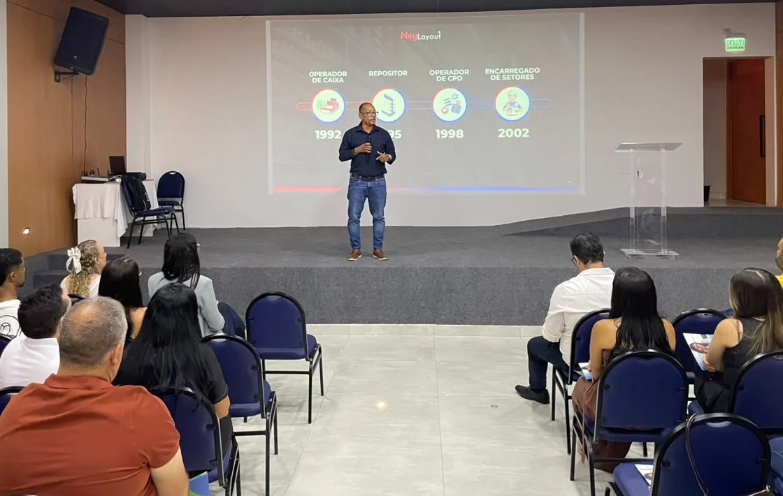 Palestrante e empreendedores em uma capacitação de varejo em Irecê