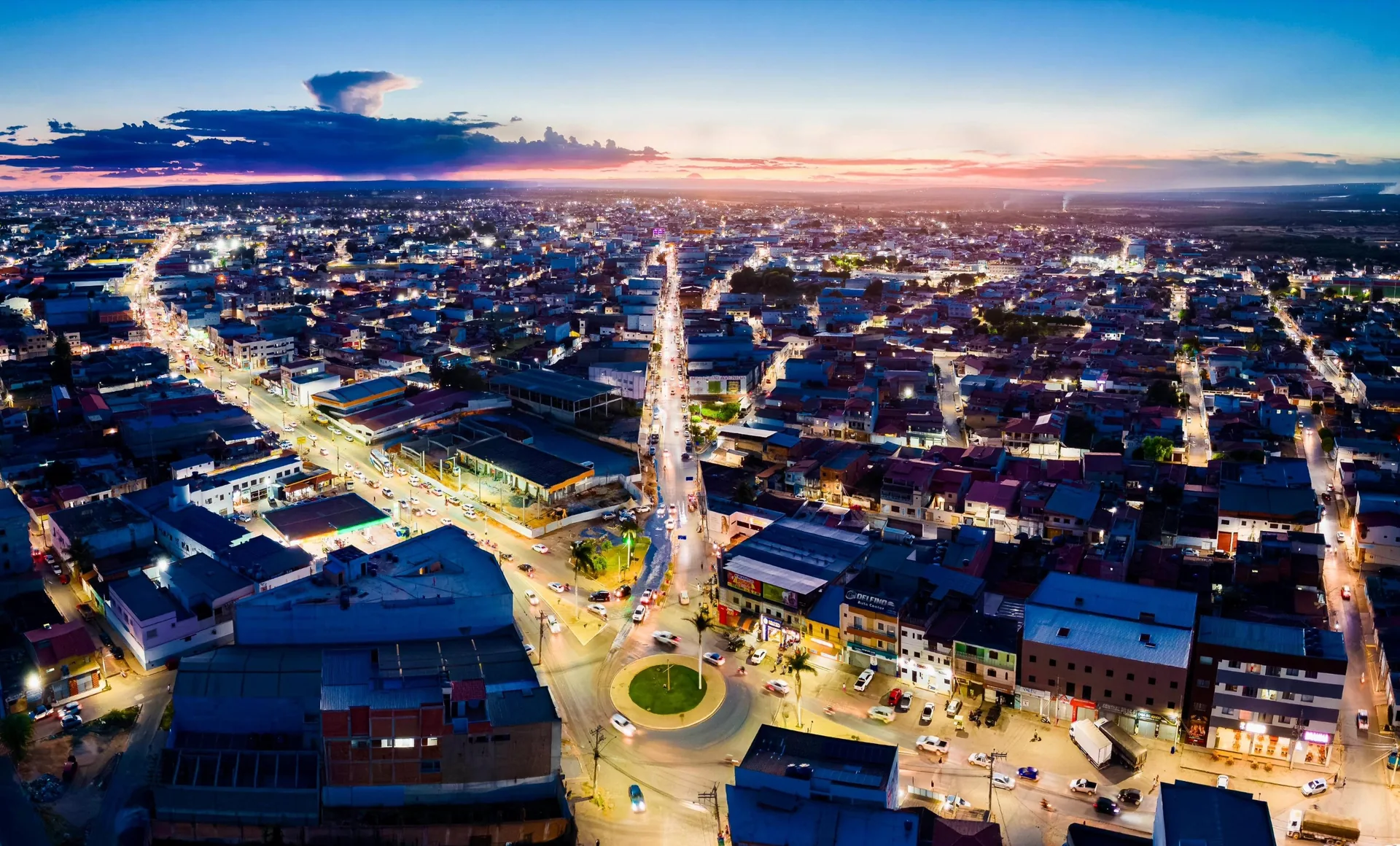 Vista panorâmica de Irecê ao entardecer, com a cidade iluminada